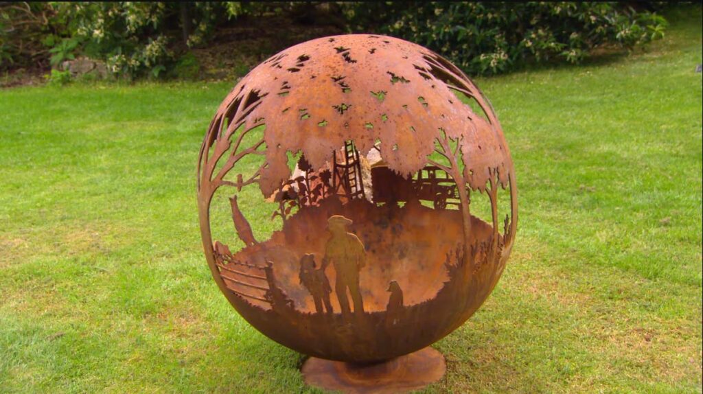 sfera decorativa nel giardino 1