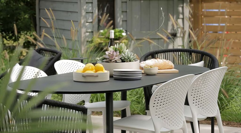 tavolo da pranzo che va ad abbellire il giardino